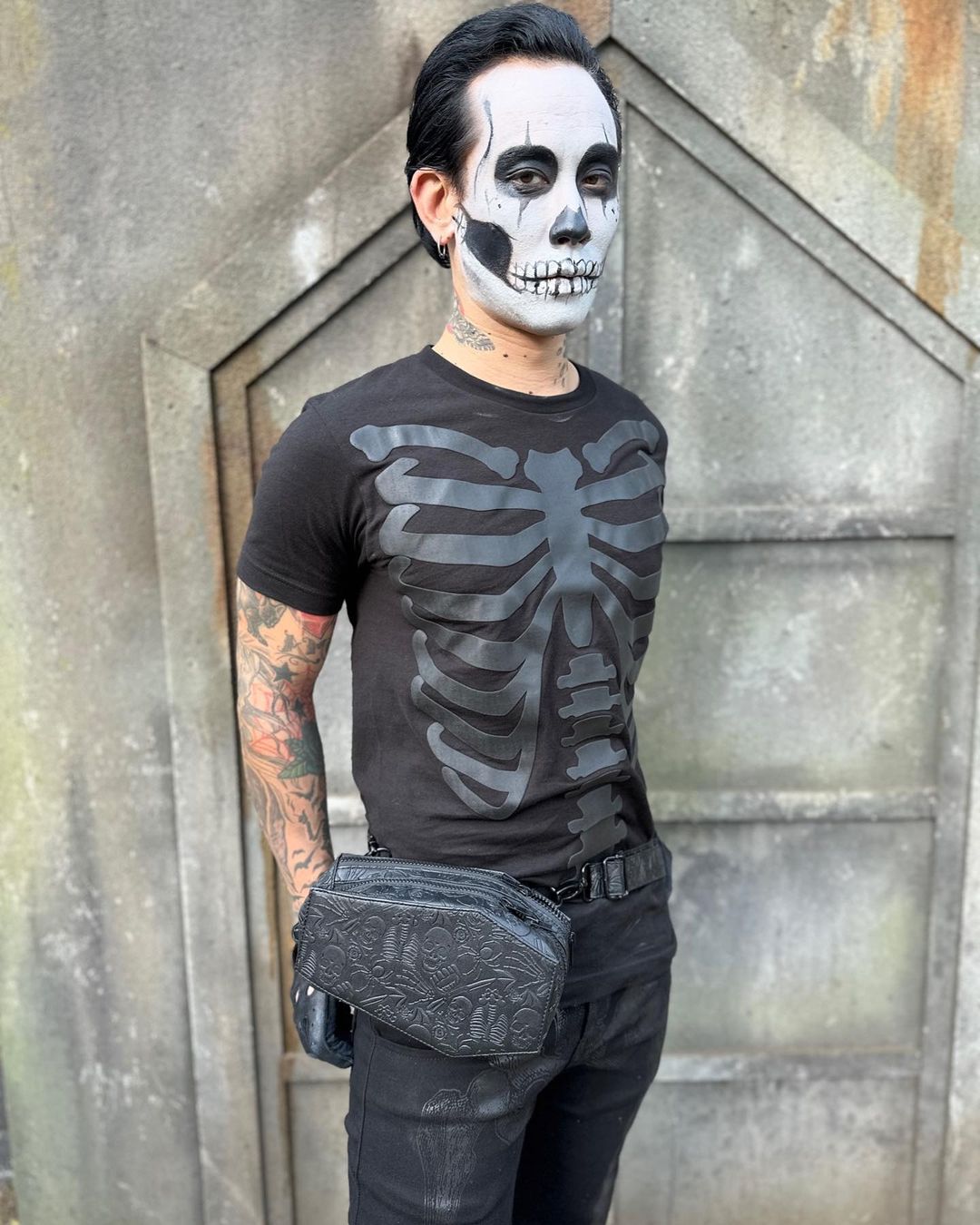 This unisex coffin hip pouch can be worn on the hip, in the front, around the back or off the shoulder.